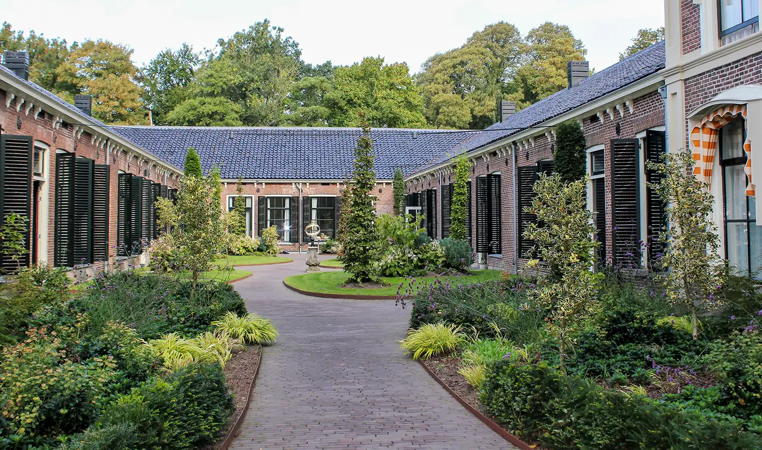 http://Monumentale%20tuinrestauratie%20met%20paadjes,%20borders%20en%20veel%20groen