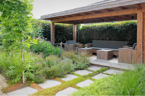 Natuurlijke tuin met overkapping